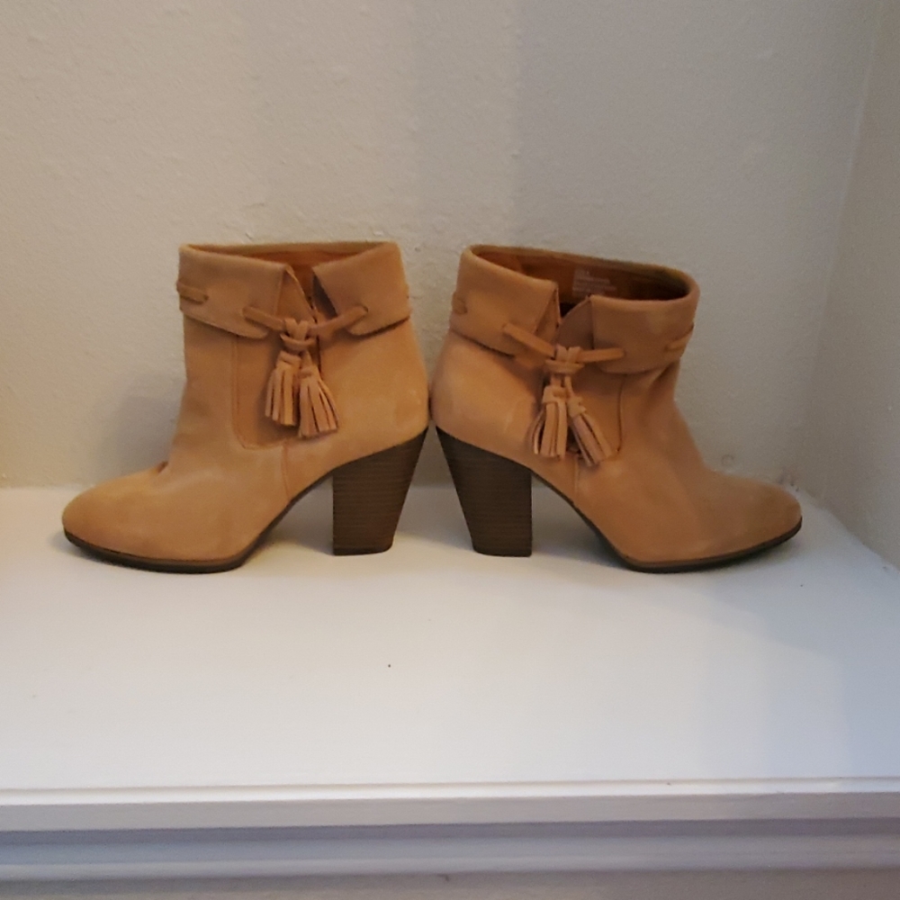 Plume suede boots